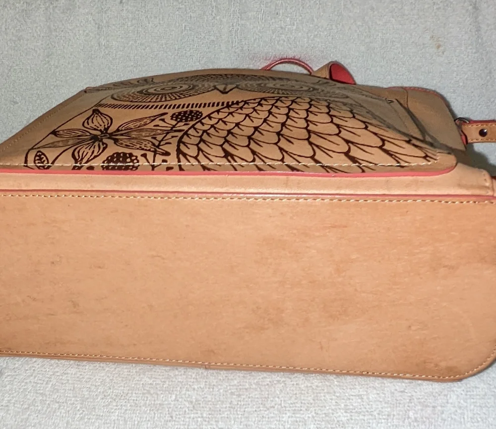 Tannino Cuero leather bag with owl details. Made in Colombia.